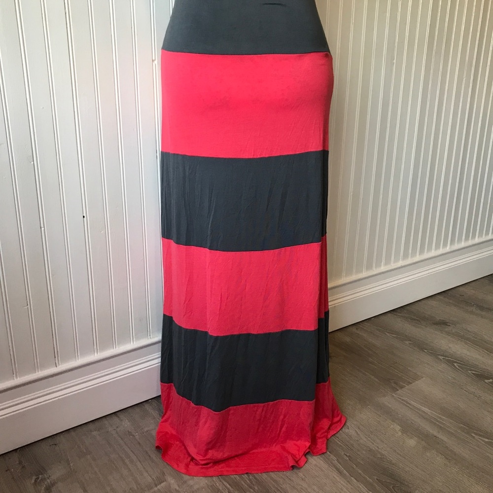 The Hanger  maxi Long Dress - Picture 3 of 6